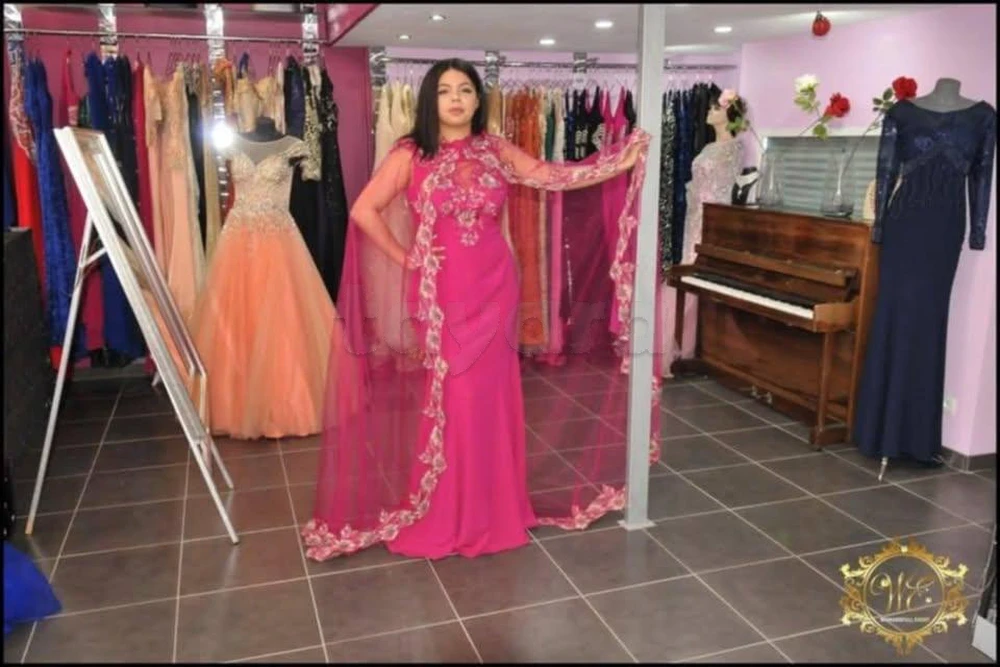 Robe de soirée rose fuchsia sans manche avec barnous