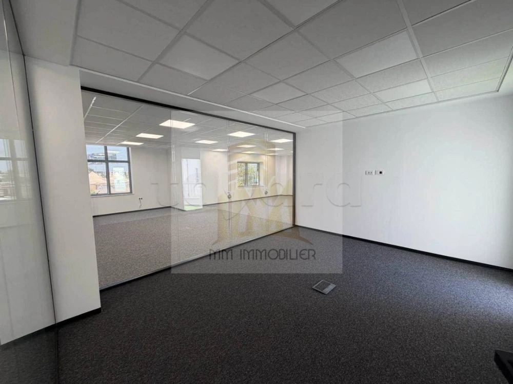 A louer bureau 300m au Lac 1