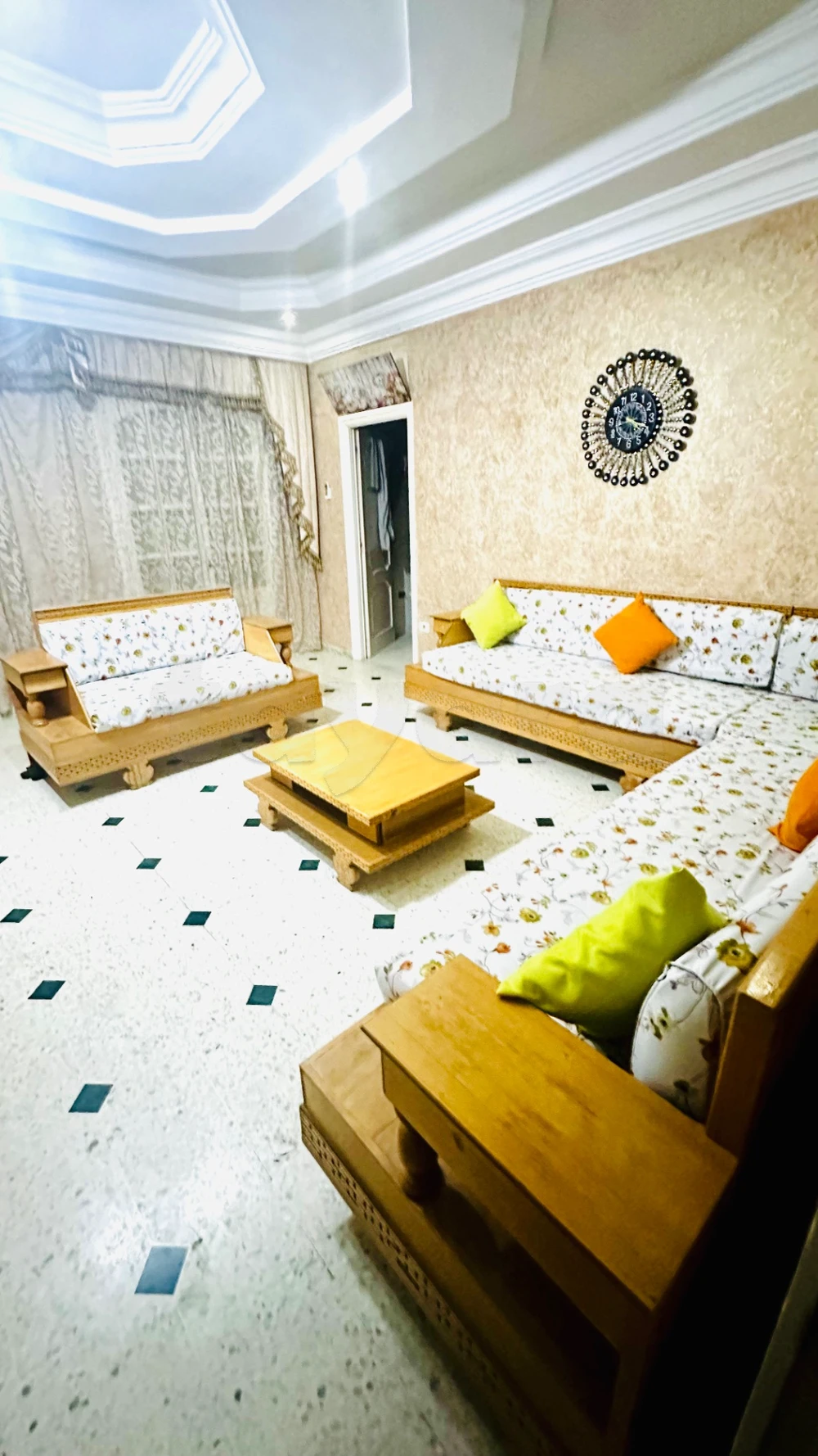 Salon de coin arabesque en bois en bon état
