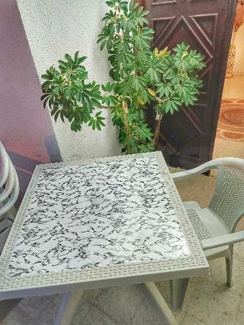 Table et 4 chaises cacheté
Prix : 120 dt 
Possibilité de la livraison 
53 775 624