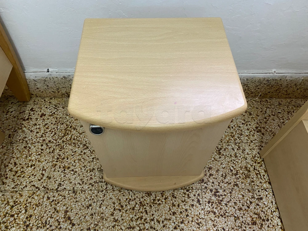Vente d'un lit d'une place unisexe et d'une table de nuit à 350 dinars les deux