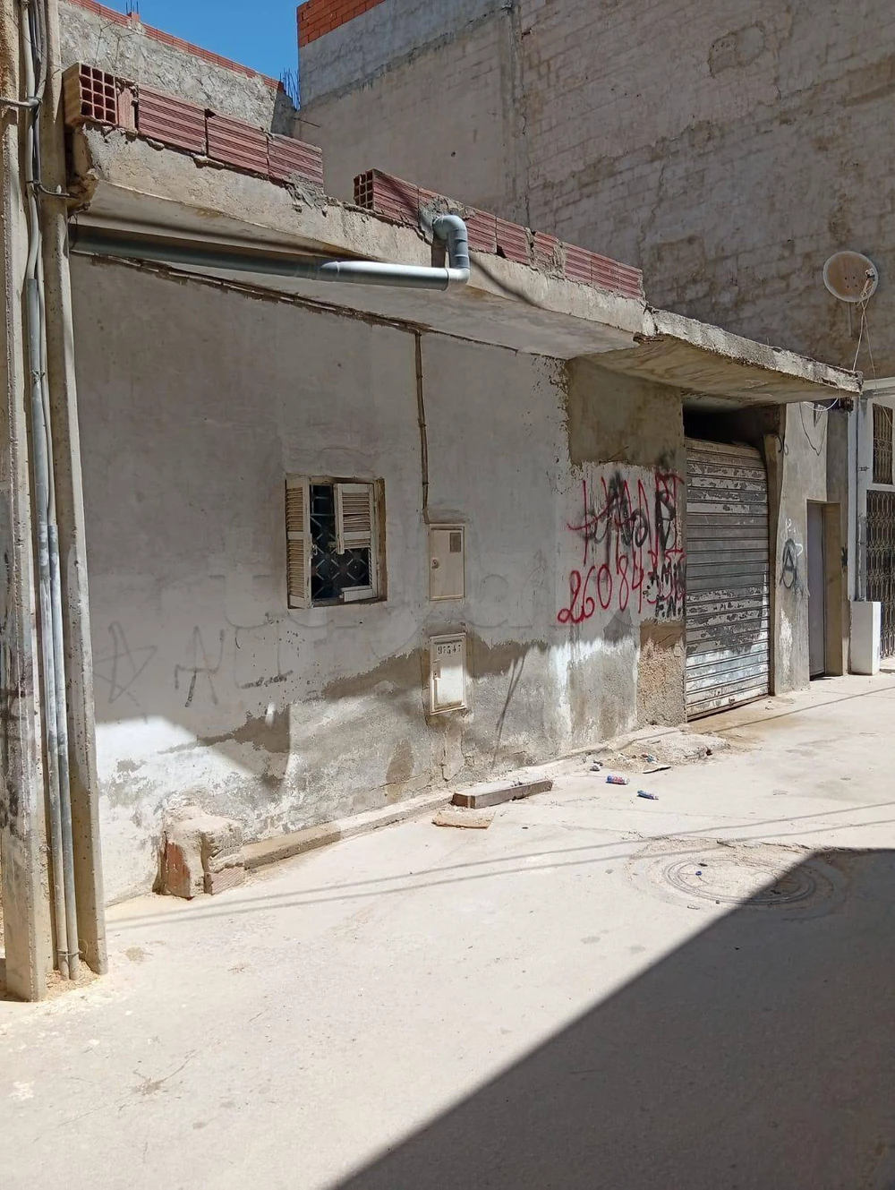 A vendre un maison terrain 100m² avec un prix intéressant ce trouve derrière AZIZA Rue Ibn Iljazar Bhar Lazreg 1 la Marsa