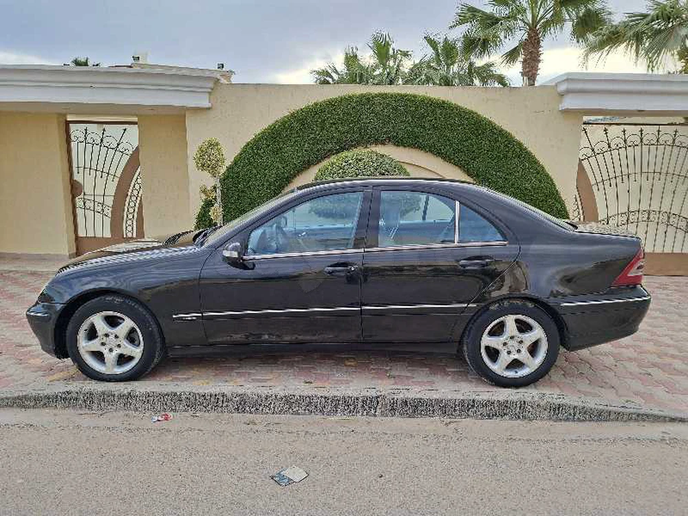 Mercedes-Benz 220