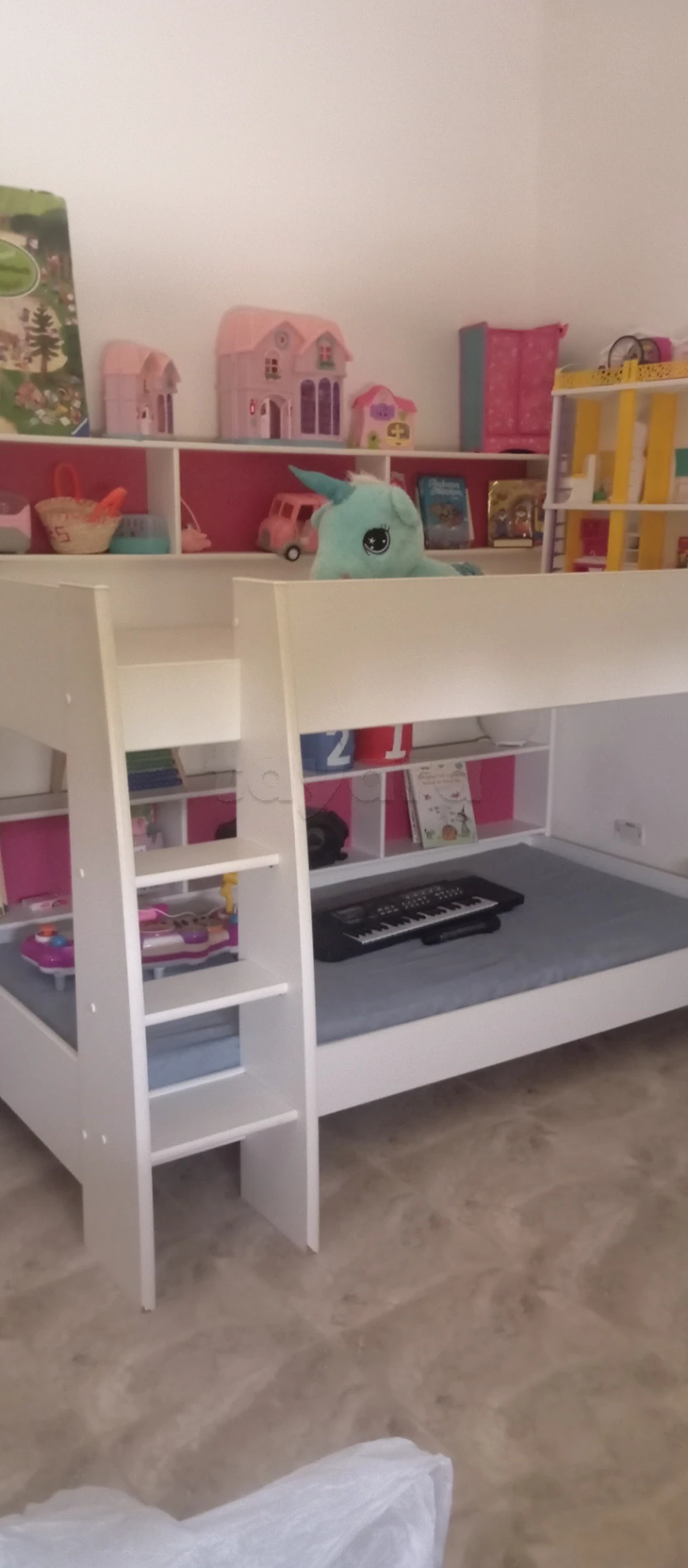 نبيع فرش غرفة أطفال بحالة باهية، أبيض، عملي ومناسب للصغار. يحتوي على: 🛏️ سرير مرتفع 🪜 سلّم 📚 رفوف للتخزين 📝 مكتب 🧸 مساحات واسعة للترتيب والألعاب الفرش مستعمل أما حالتو باهية كيف ما تبين في التصاور. 💰 السعر: 1200 د قابل للتفاوض في حدود المعقول 📍 المكان: جن
