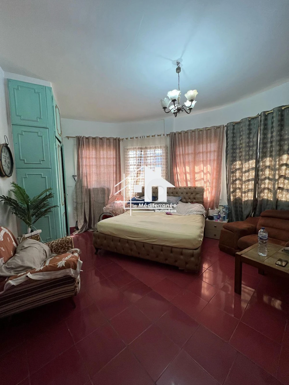 a vendre 3 locaux commerciaux + étage de villa au bardo