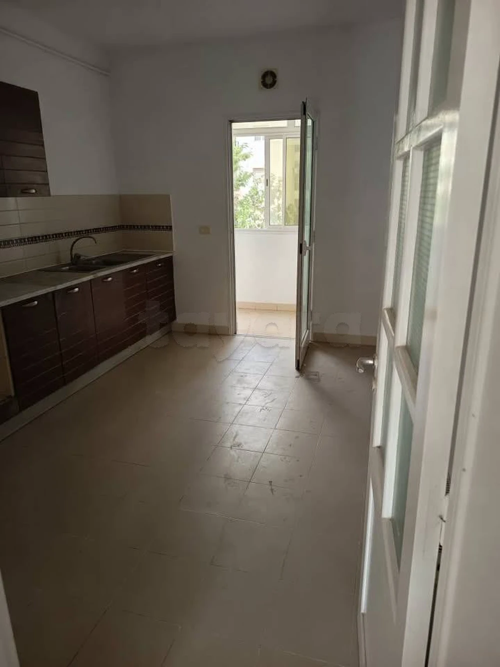 A LOUER S+2 – AU 2EME ETAGE – LOYER 1100 DT – CITE WAHAT – TEL 51004658 – FB.1074