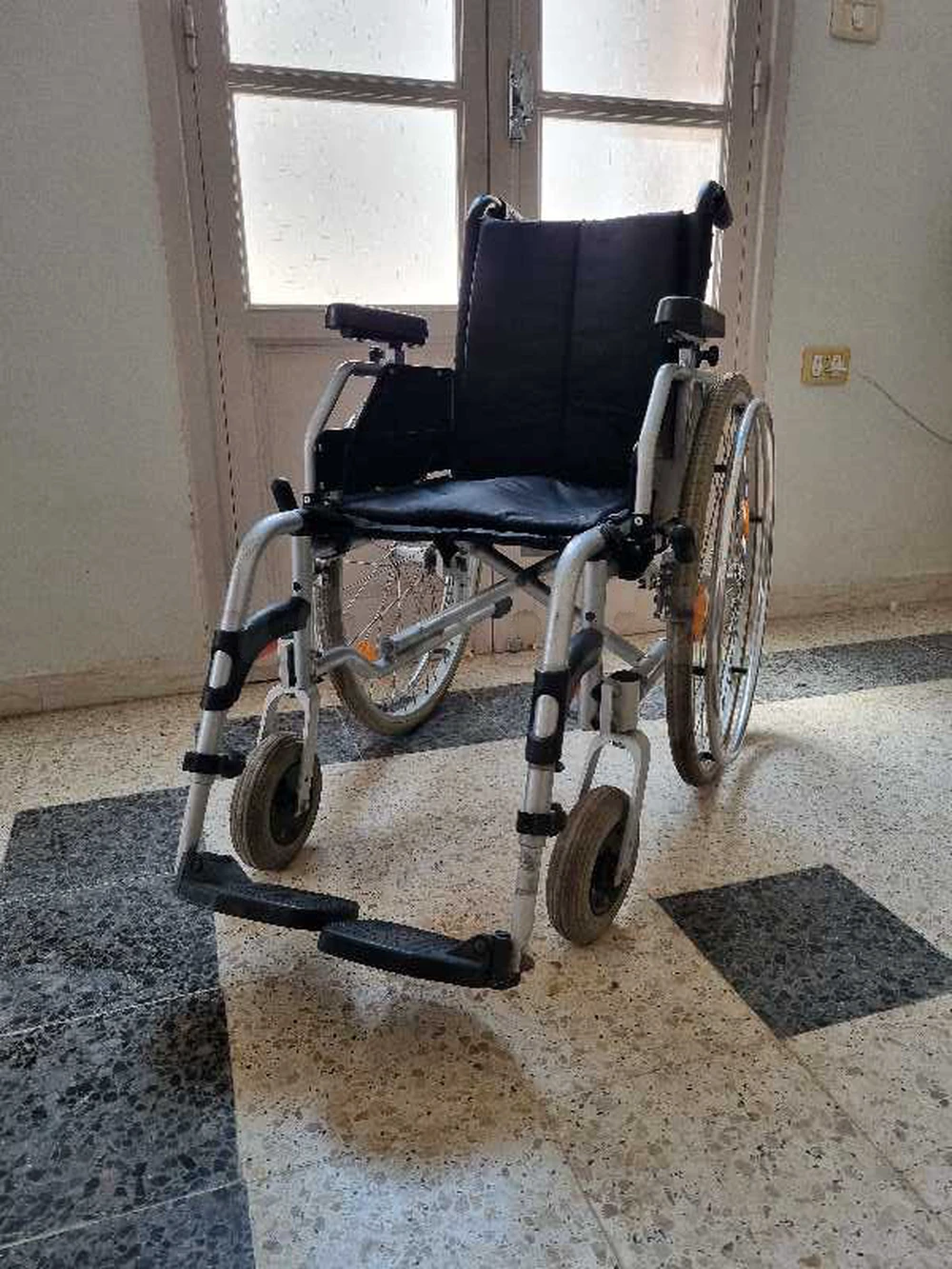 Chaise roulante en très bonne état à vendre كرسي متحرك في حالة جيدة للبيع