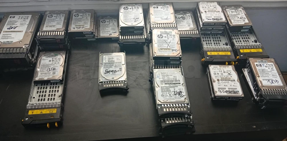 Grand Stock : Disques Durs Serveurs & Baies de Stockage (HP, IBM, HGST, Seagate, WD) / SAS, SATA & FC / Formats 2.5" & 3.5" / 146 Go à 4 To