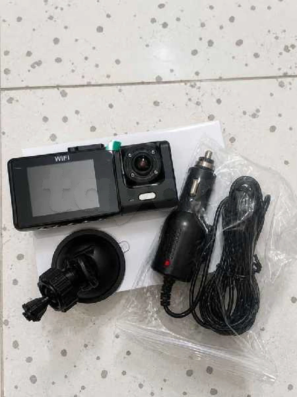 camera hd wifi de voiture importé feha deux camera forsaa b 100dt akahaw
tel : 28833360