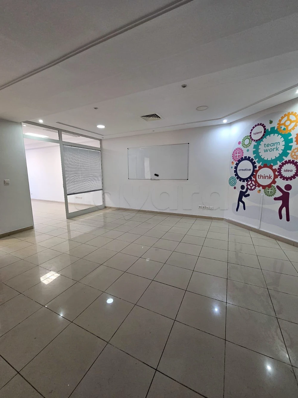 À Louer – Bureau Hall +2 à Montplaisir