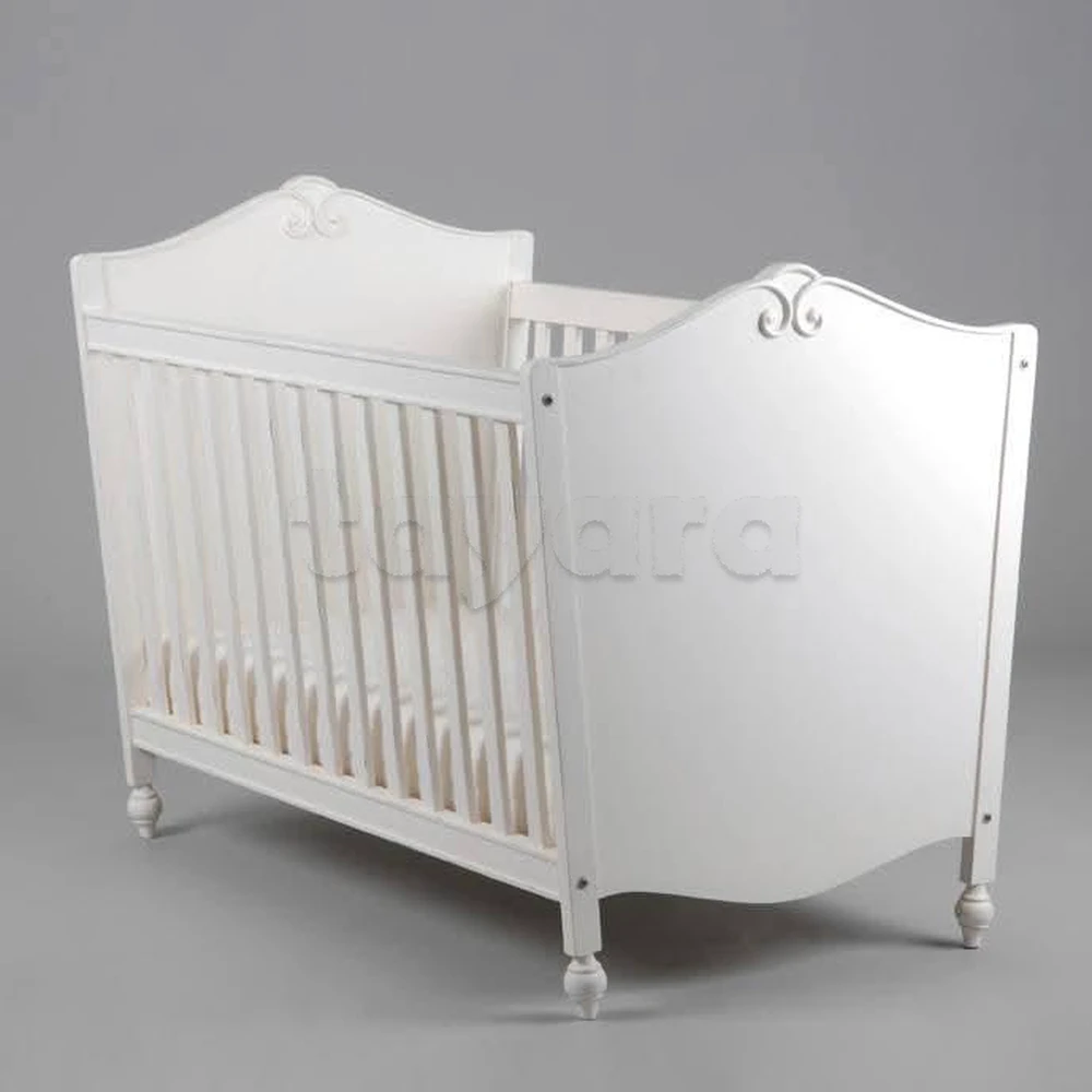 Lit bébé en bois et en très bon état