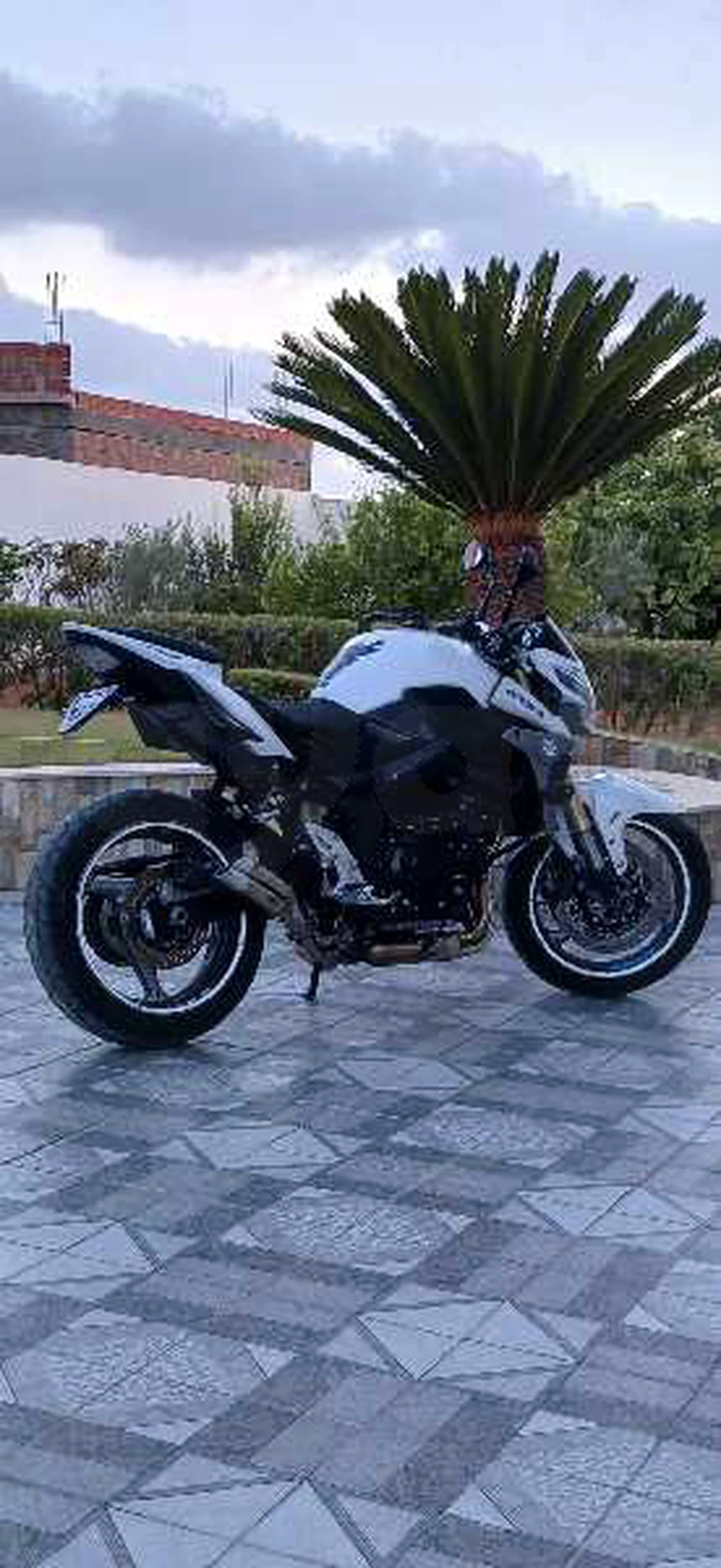 SUZUKI GSR 750 NEUUUUF