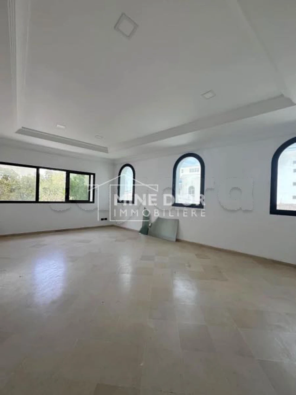 À Louer Bureau 180 m² à Charguia 1