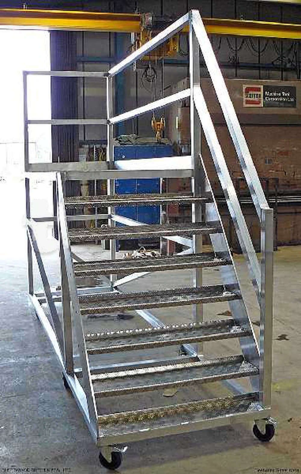 Passarelle et escalier roulant.