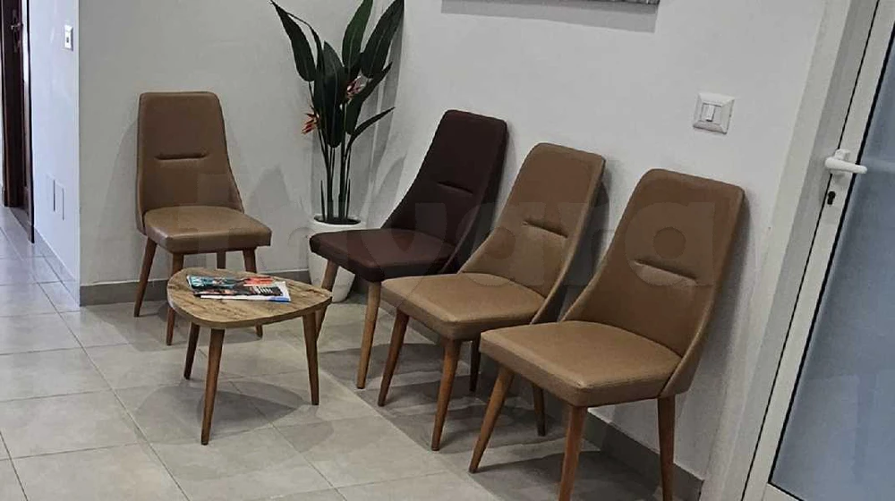 chaises visiteurs + bureau de reception + table d'examen
