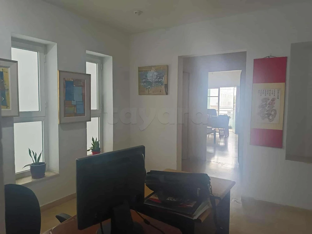 A vendre/ Deux bureaux et 3 locaux commerciaux à Beb la3sal dans un immeuble privé.