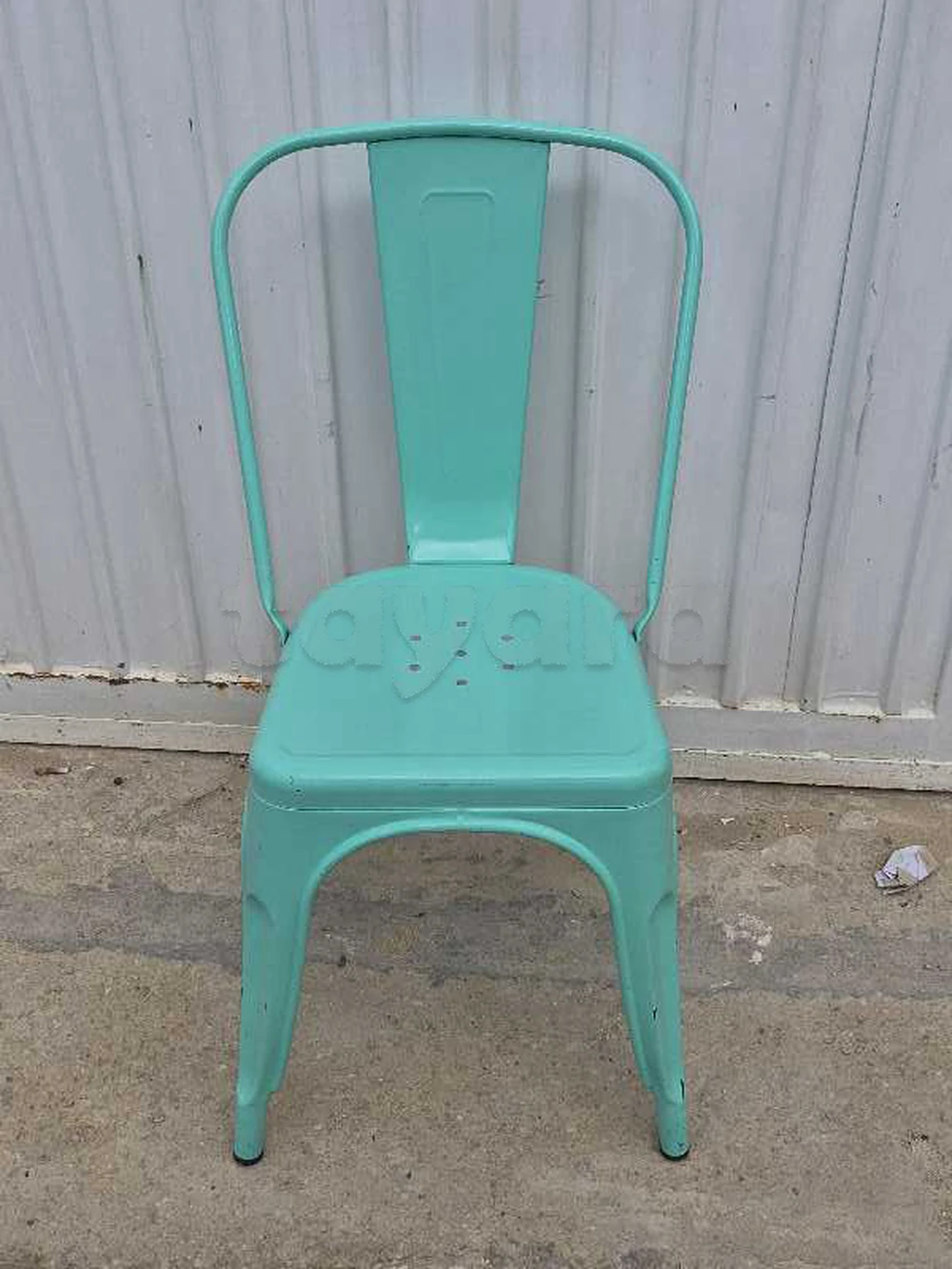 Bureaux et chaises en bon état