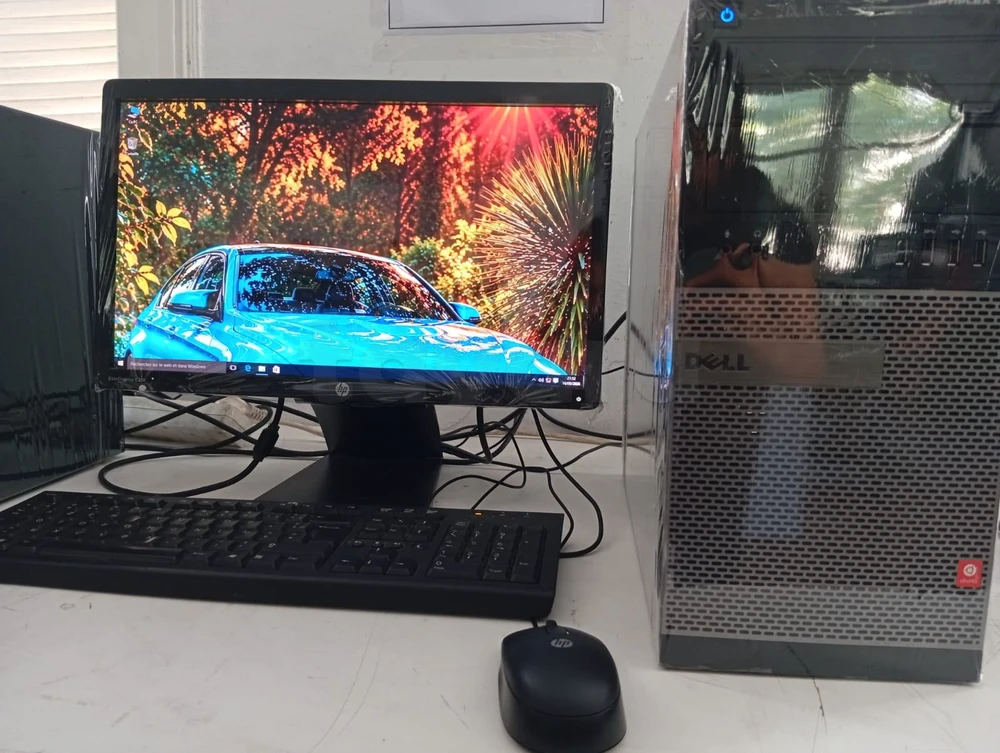 Station de Travail DELL Precision Tower 5810 / Intel Xeon E5-1607 v3 (3.10 GHz) / 16 Go RAM / Windows 10 Pro / Écran DELL + Clavier + Souris