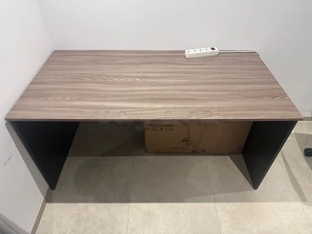 Bureau + chaise capitonnée à vendre – Très bon état