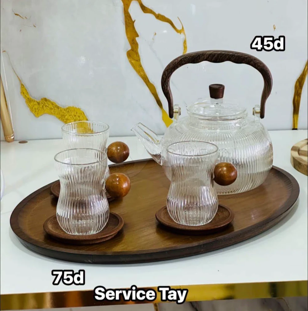Service à thé en verre avec plateau en bois