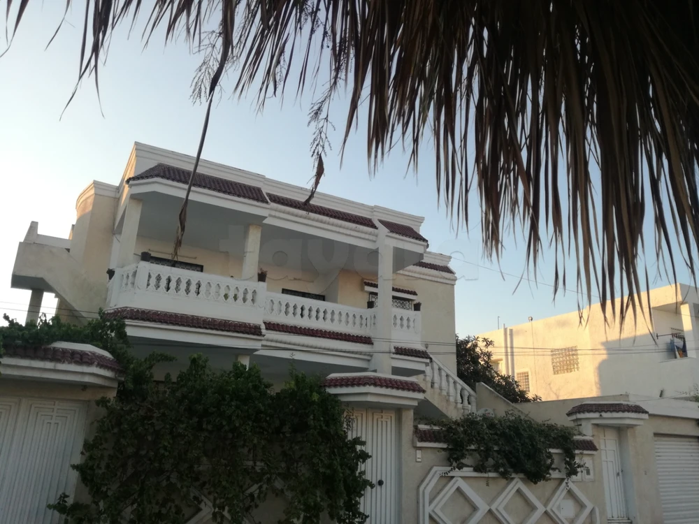 Superbe villa à el mourouj 1 + grand local qui est