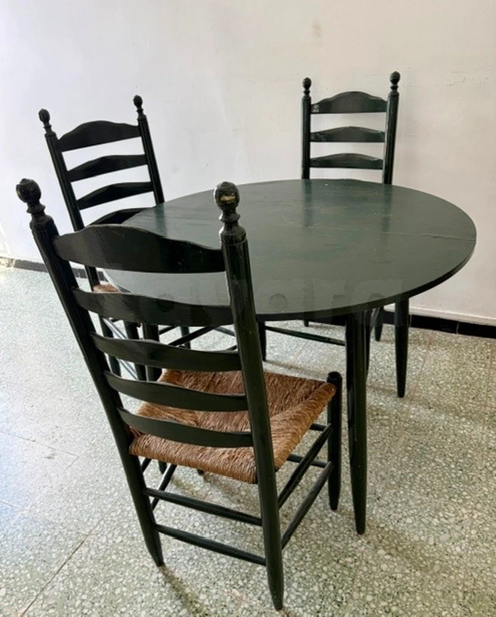 salle à manger rustique ancienne : table bois massif extensible et 3 chaises 500 DT. 22510860 La Marsa