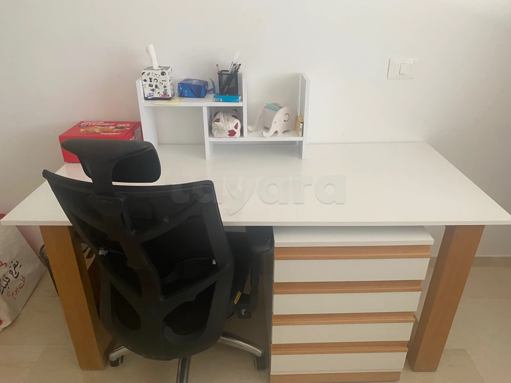 Bureau blanc +chaise ergonomique-tres bon etat