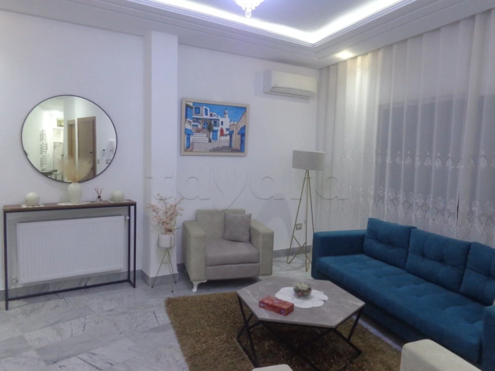 Pour long ou une moyenne période en plein centre ville Marsa SAF SAF , loue un standing RDC un S+1 entièrement meublées , loyer : 2500 md / mois légèrement négociable , tél : 98 318 386 libre de suite