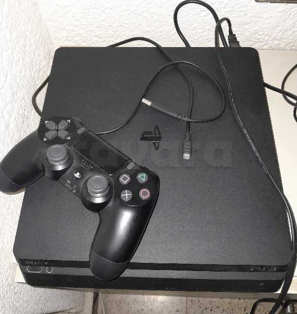 ps4 slim avec manettes et câbles