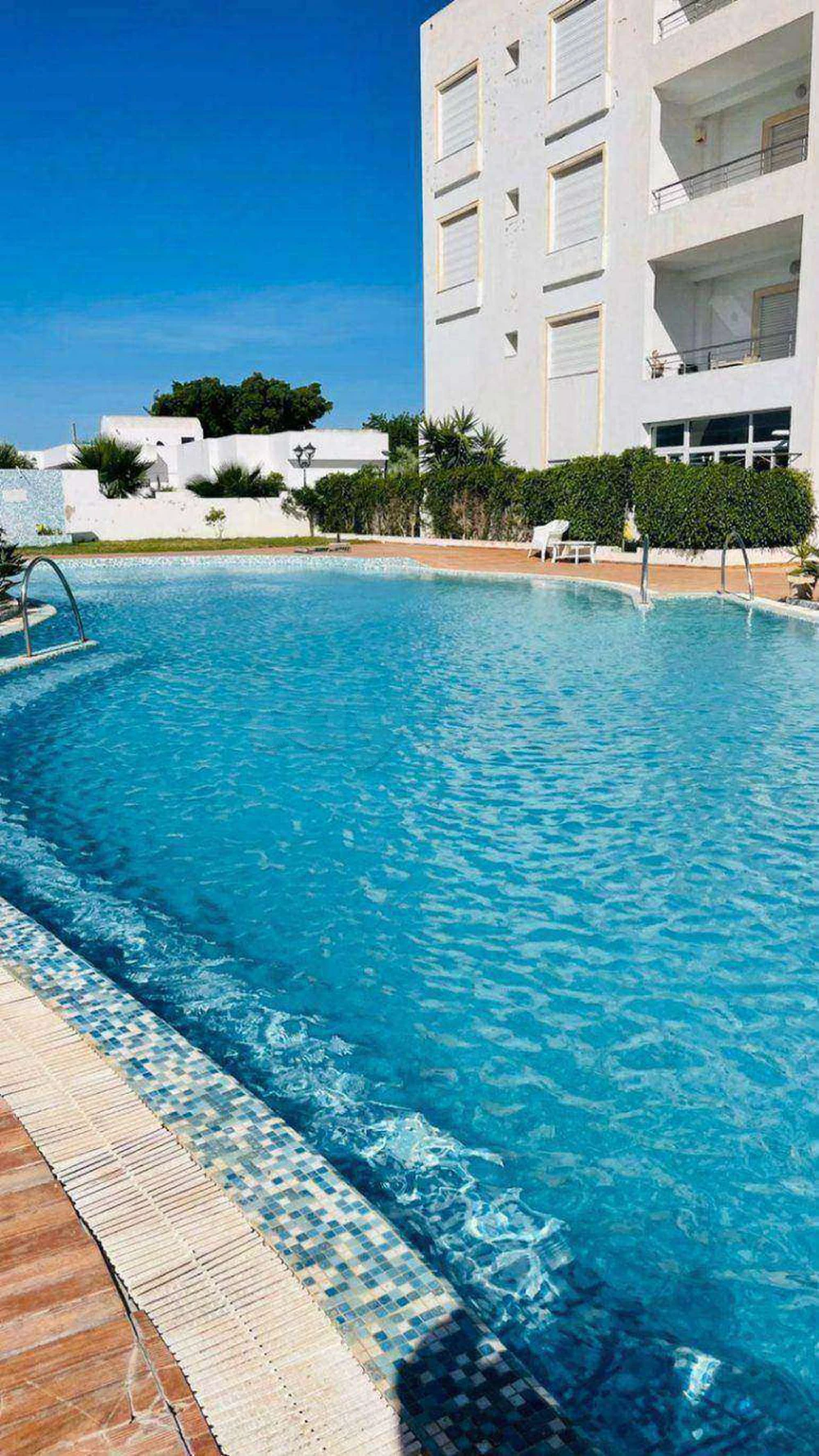 À VENDRE – S+3 Haut Standing en Rez-de-Chaussée avec Jardin & Accès Piscine Direct à Hammamet Sud