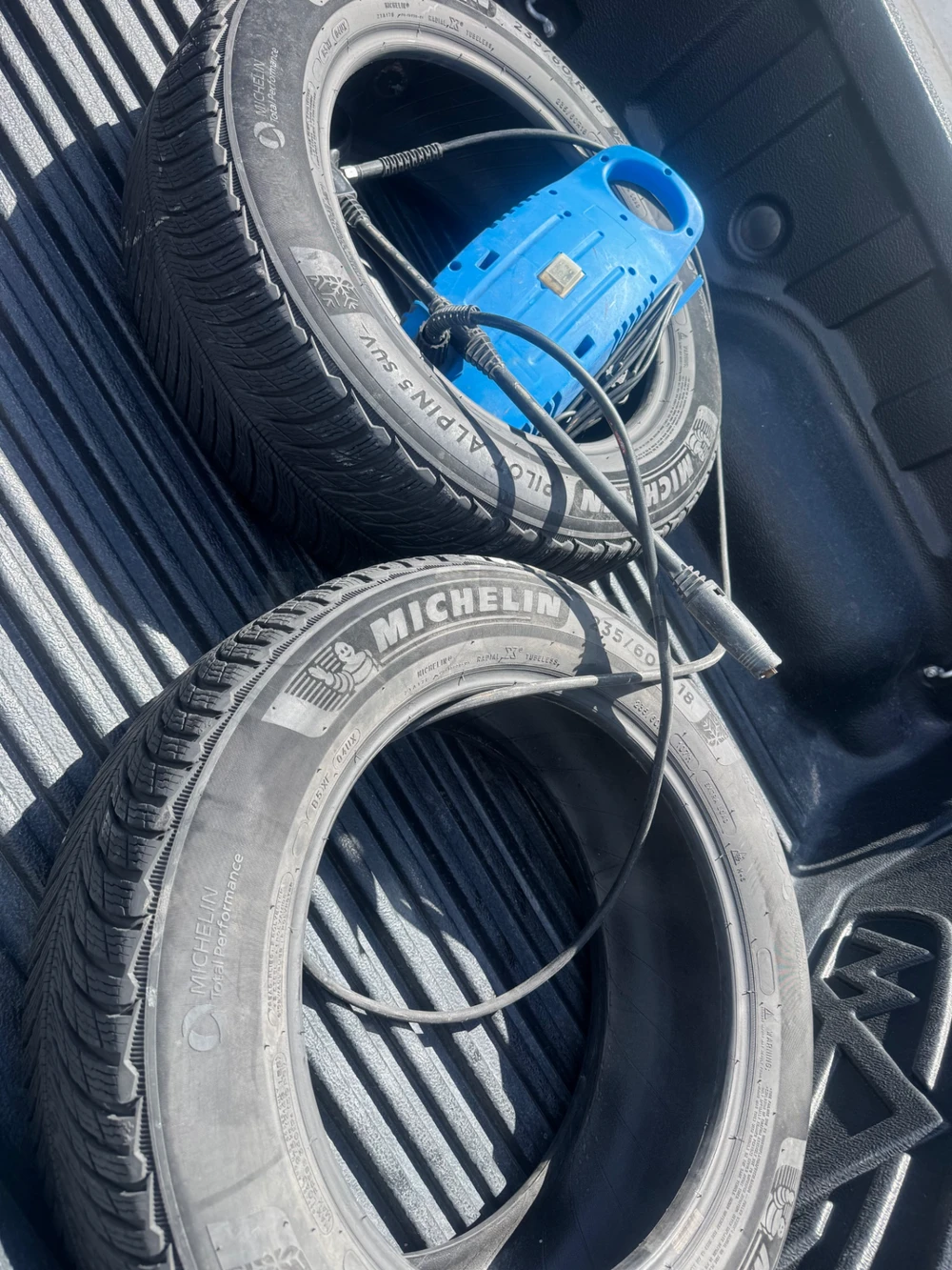 Deux pneus Michelin 235/60/18