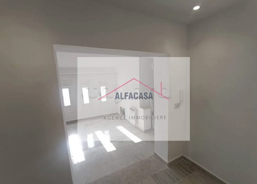 À LOUER : ETAGE DE VILLA S+3 HAUT STANDING AUX JARDINS DE L'AOUINA.