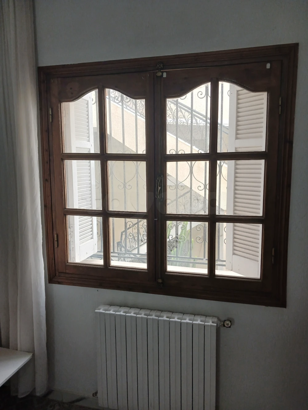 À vendre – 4 fenêtres avec persiennes en bois rouge