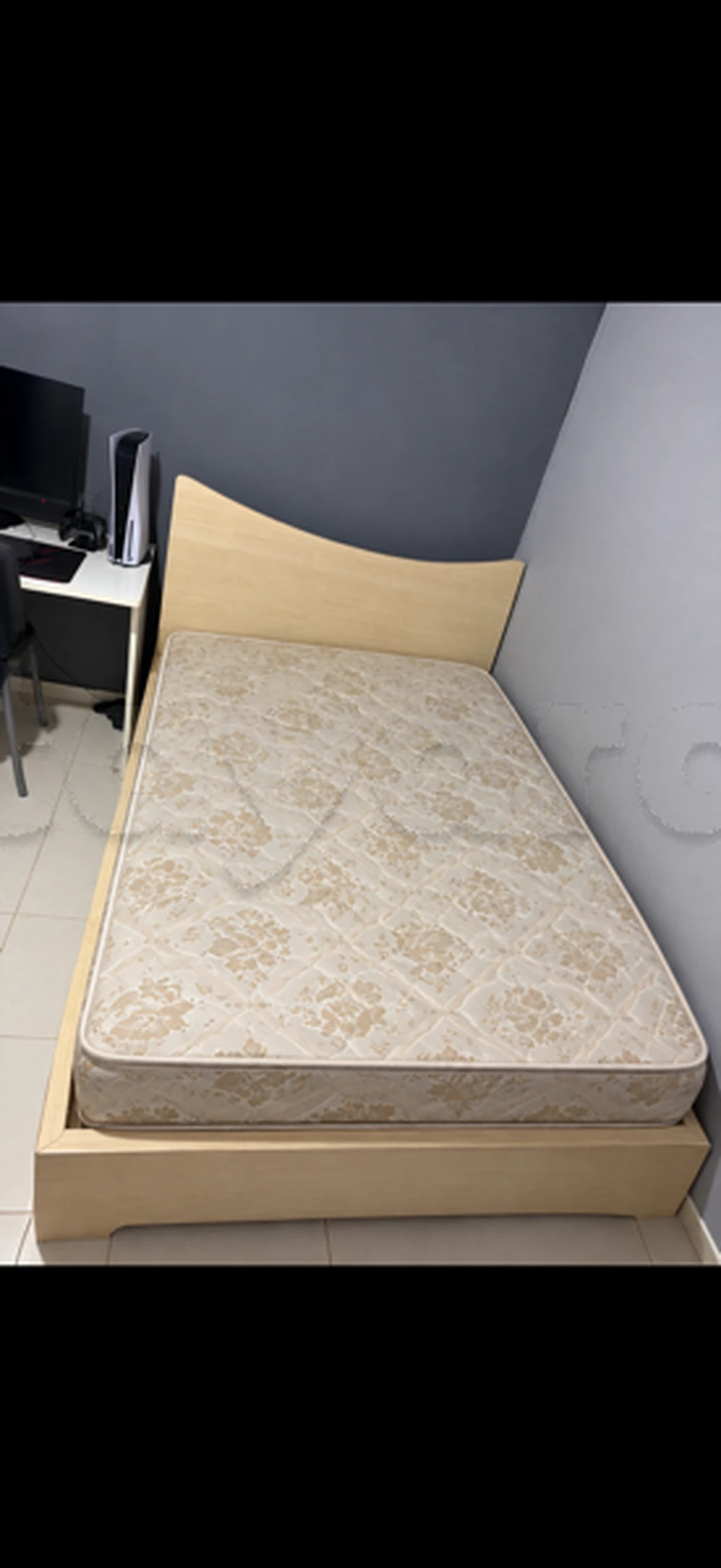 lit avec matelas + commode + table de nuit