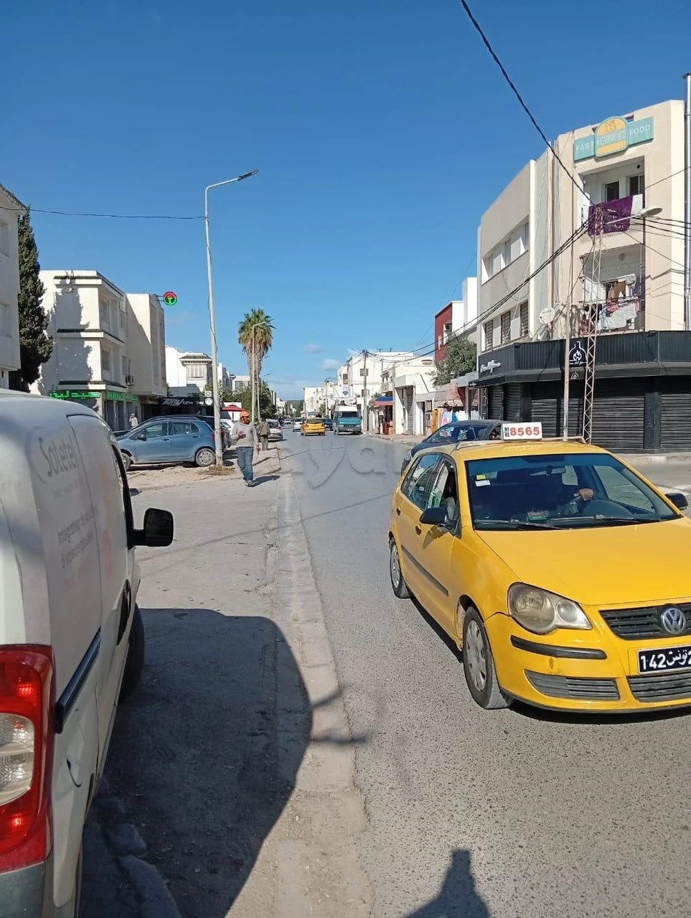 A louer un dépôt 300m² hauteur 4,5 m ; un Grand porte Rideaux Electrique ce trouve sur la route principale ETTABE9 La Marsa