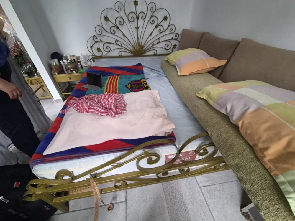 Lit en fer forgé de 160cm/1m90 en bonne état avec 2 table de nuits et buffet
