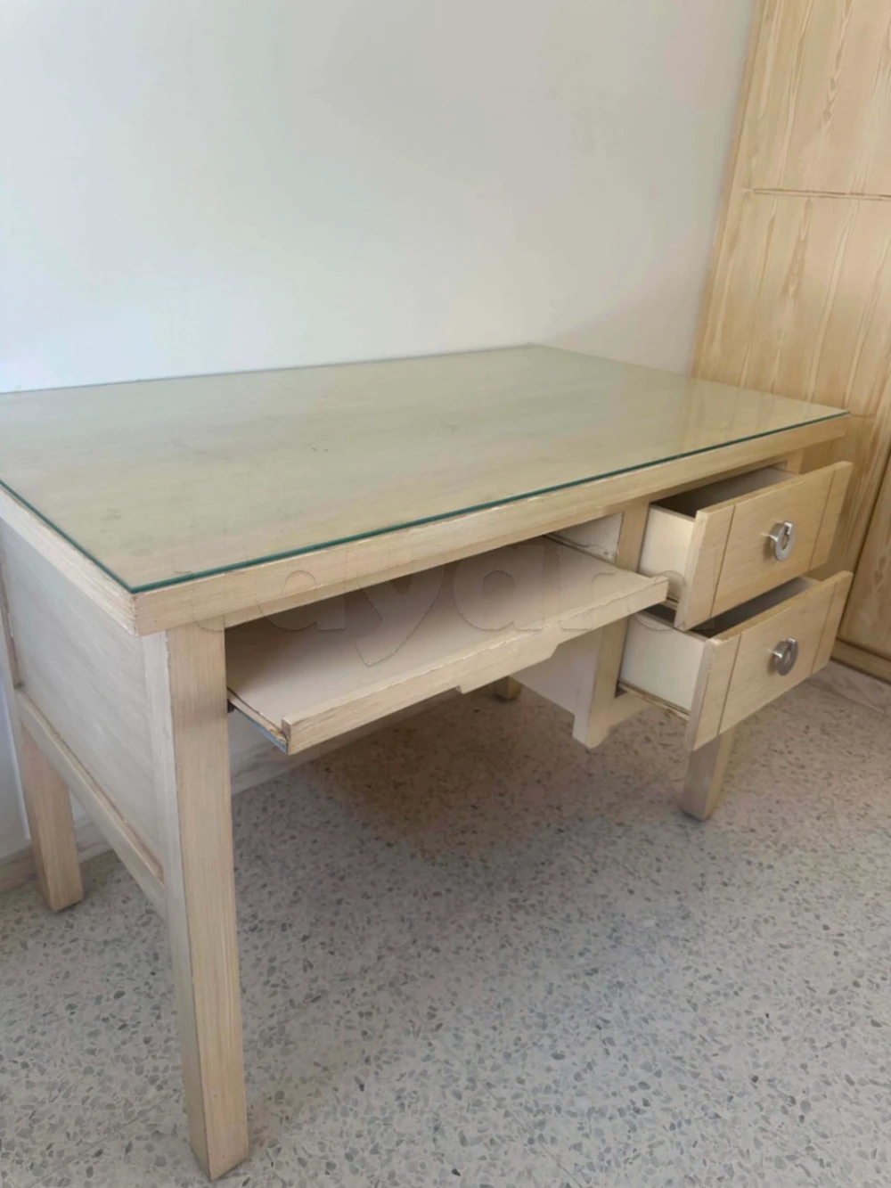 Bureau en bon état et en bois dur