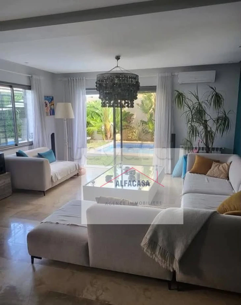 À LOUER – VILLA AVEC PISCINE ET JARDIN À LA SOUKRA.
