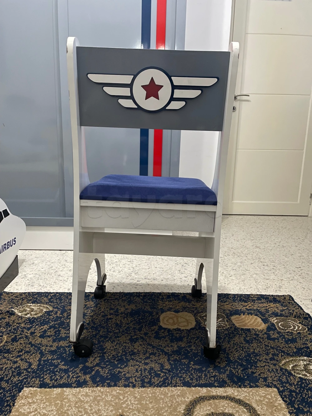 Lit + matelas, comme neuf + table de nuit + chaise de bureau + bureau ,pour enfant, thème d'avion.