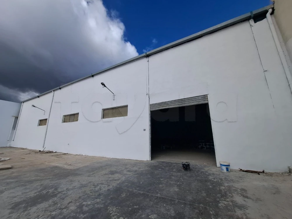 À louer – Local industriel de 1250 m² situé à la Zone Industrielle Mghira 3, avec 750 m² couverts, 600 m² de cour, 400 KVA d'électricité et bloc administratif.