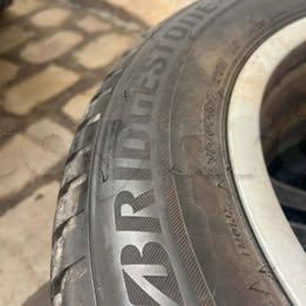 Vente 4 pneu Bridgestone 215/65/R17 comme neuf avec jantes d'origine Mercedes importé allemagne.