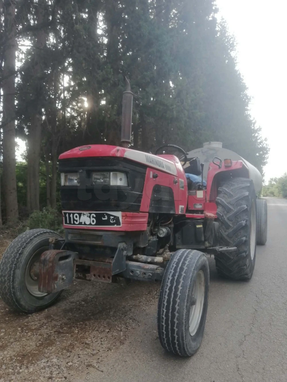 Tractor mahindra 8000