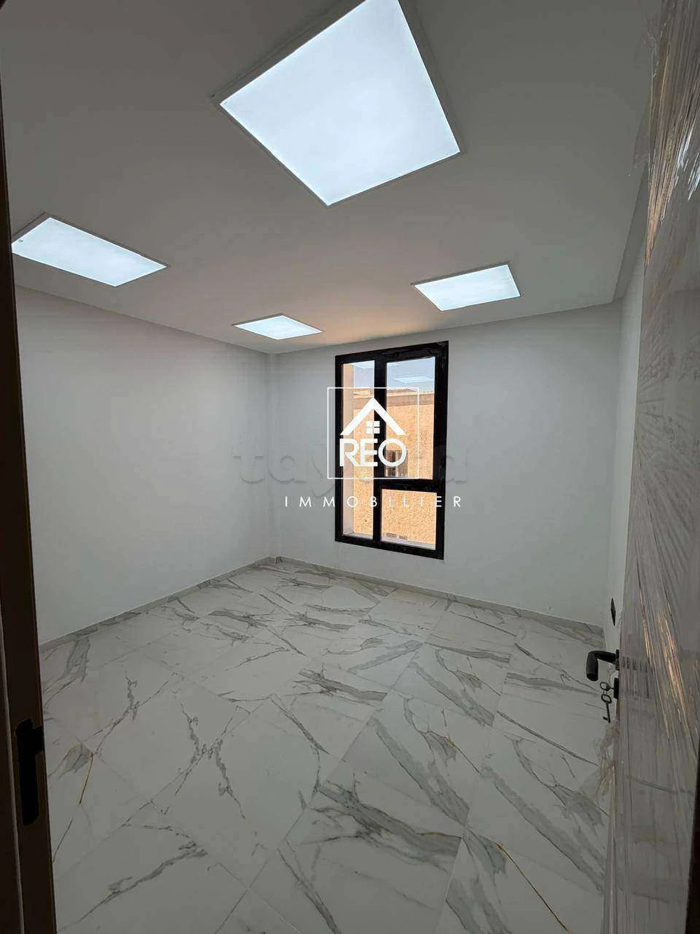 À Louer : Des cabinets médicaux situés dans un centre médical moderne, récemment construit, à proximité de la Clinique Soukra.