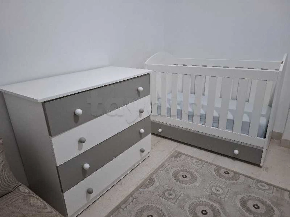 Chambre Bébé (lit+commode) Bonne état