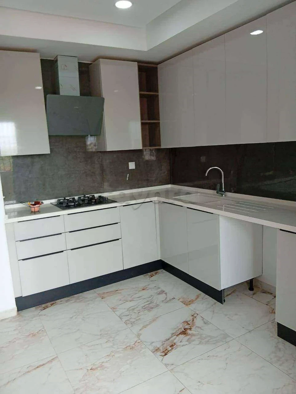 A louer un Appartement S+2 5em étage double ascenseur très Haut standing dans une résidence nouvellement construit à 200m du rond-point ETTABE9 LA MARSA