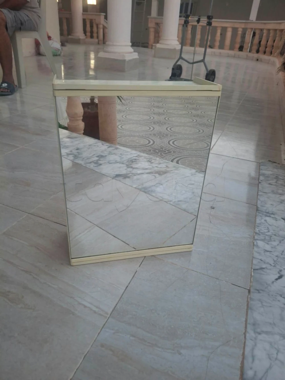 Meuble de rangement avec miroir – Très bon état
