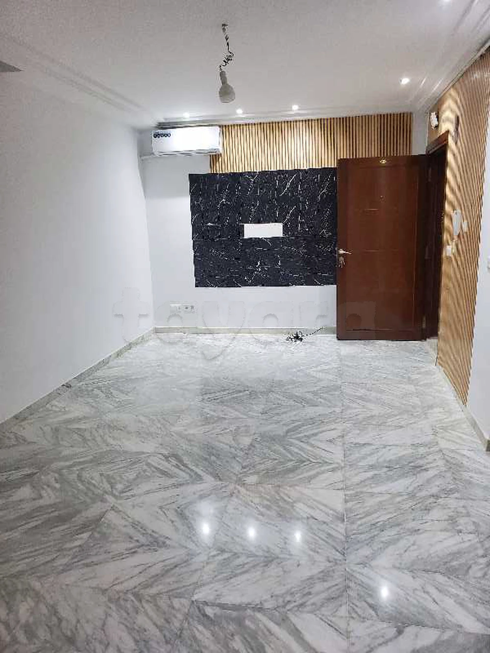 s+1 a la soukra Côté hm et salle de sport smart gym au rdc
