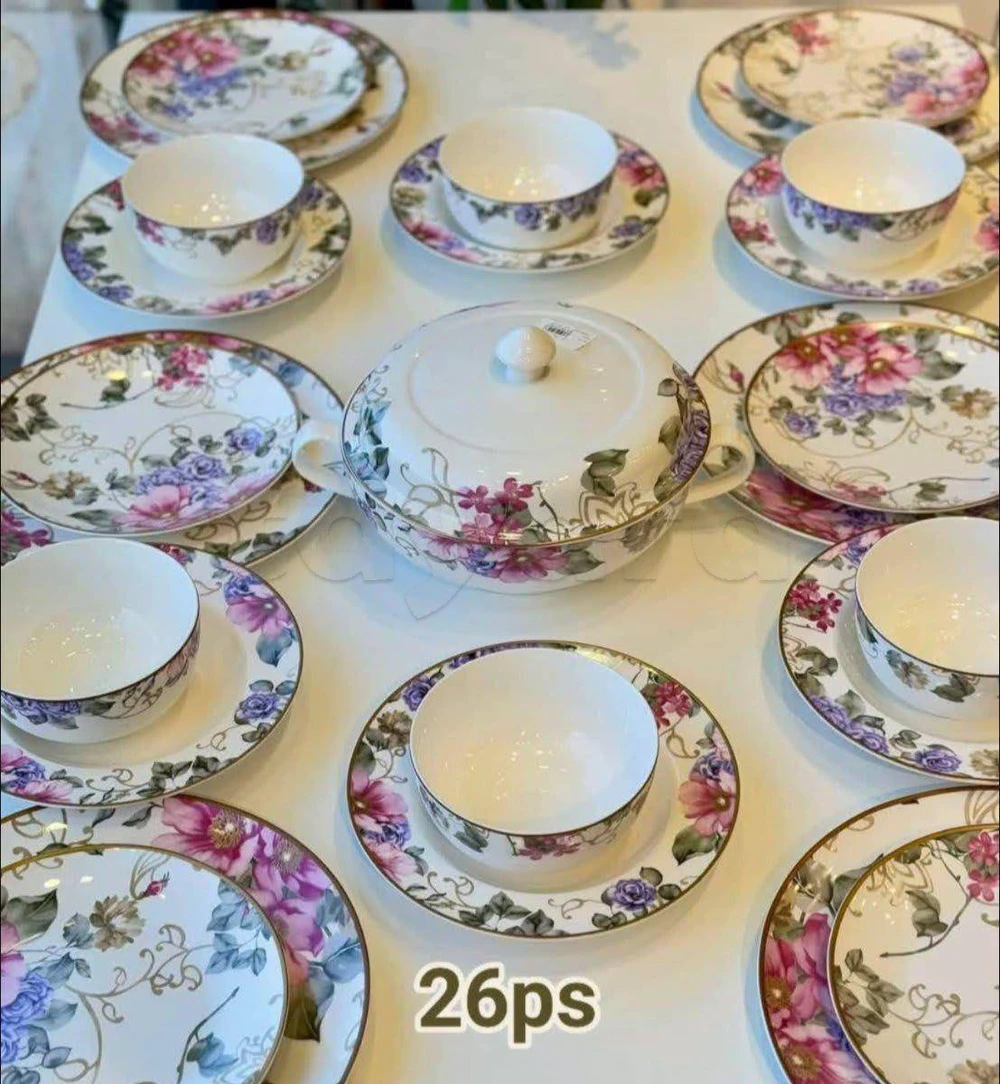 Service de vaisselle en porcelaine avec fleurs