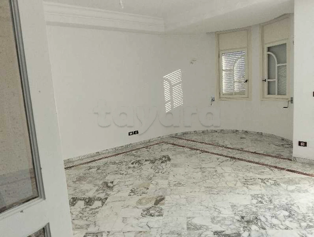 À louer un spacieux appartement S+3 à Ennasr2