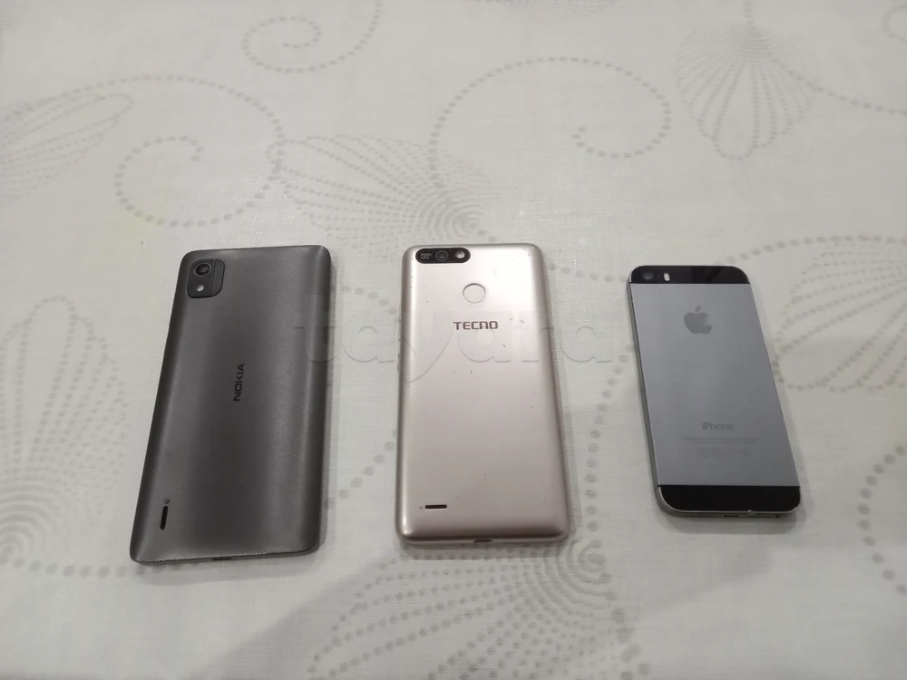 3 téléphones